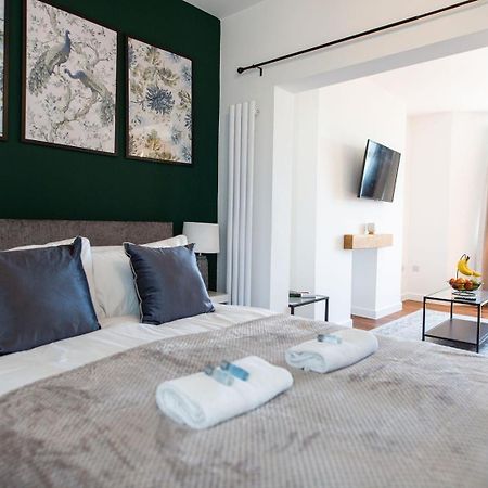 Studio Apartment With 65" Smart Tv Newport  Exterior foto
