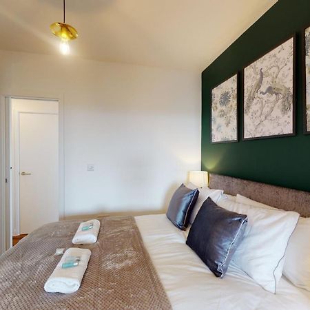 Studio Apartment With 65" Smart Tv Newport  Exterior foto