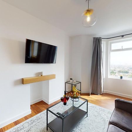 Studio Apartment With 65" Smart Tv Newport  Exterior foto