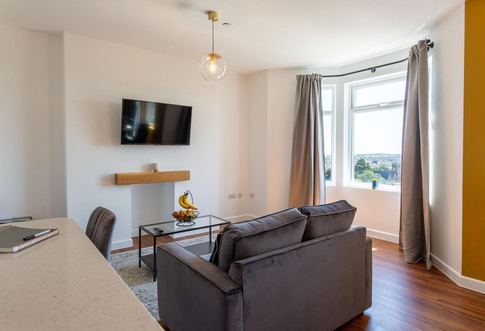 Studio Apartment With 65" Smart Tv Newport  Exterior foto