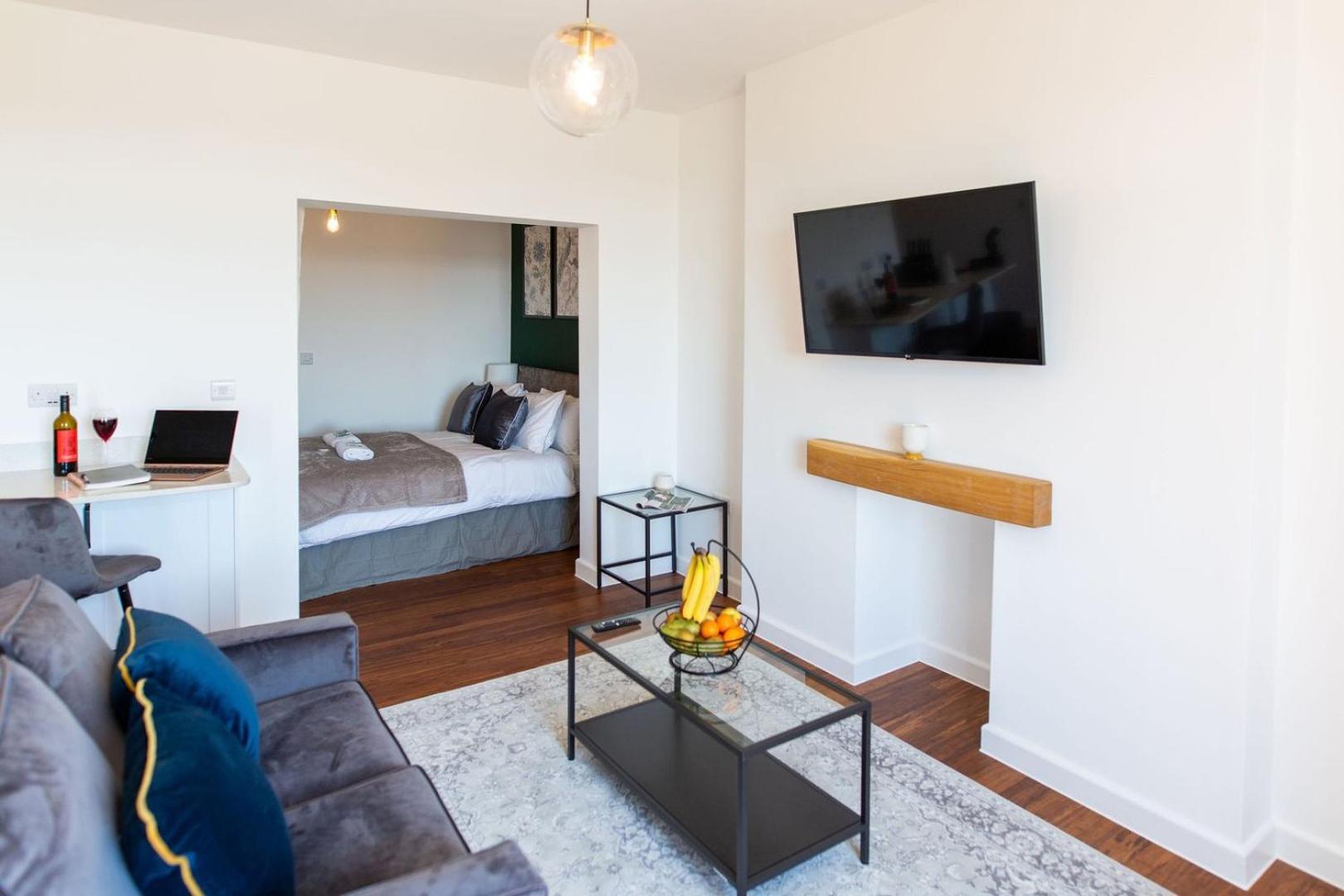 Studio Apartment With 65" Smart Tv Newport  Exterior foto