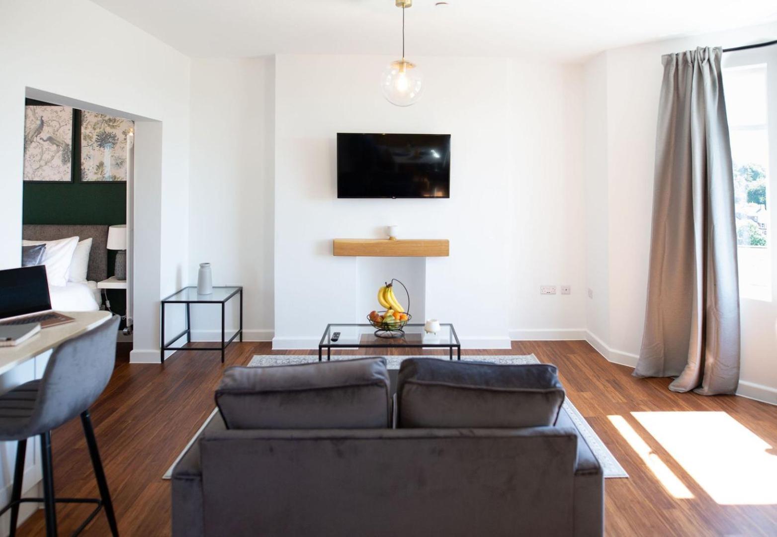 Studio Apartment With 65" Smart Tv Newport  Exterior foto