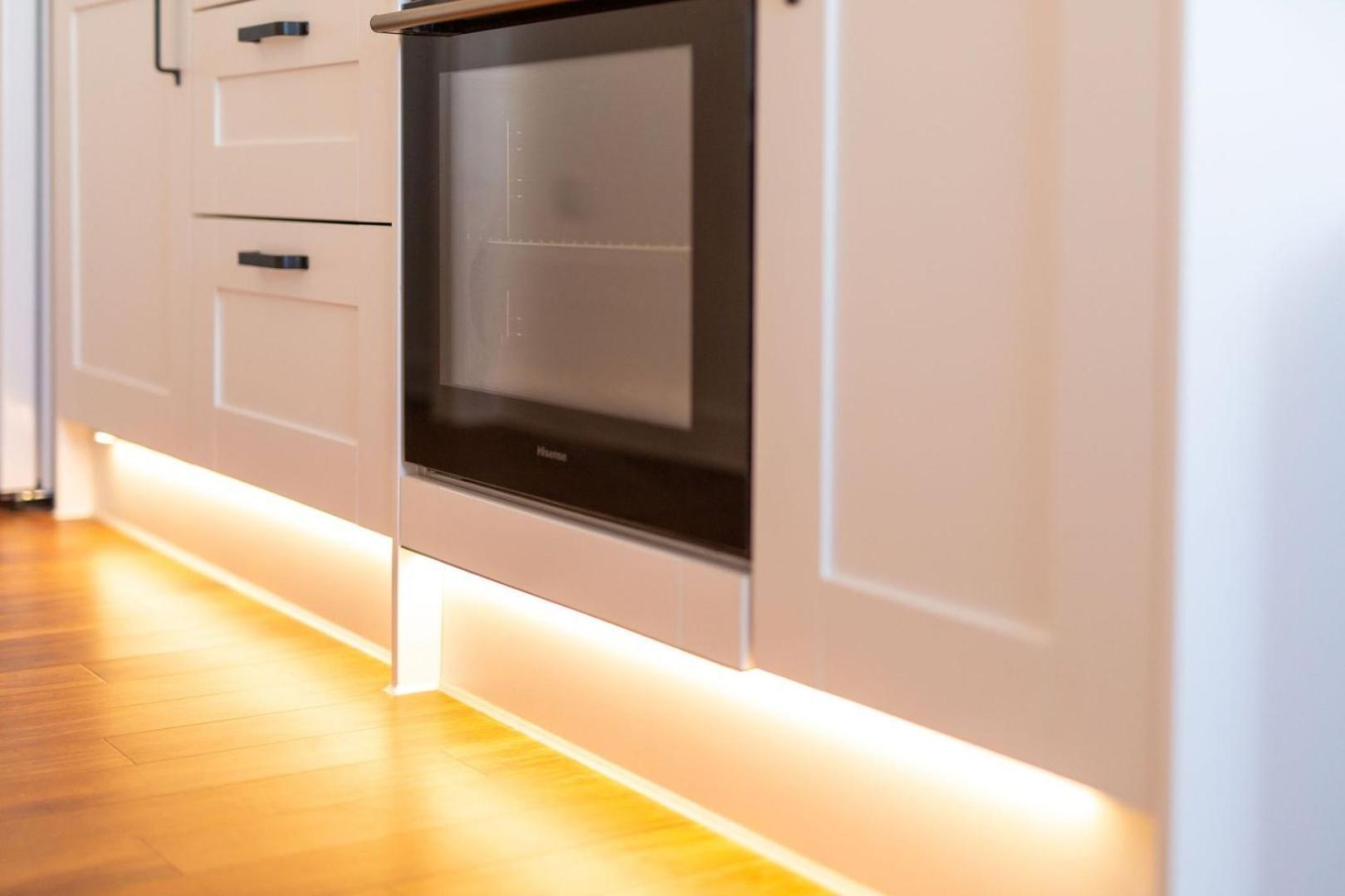Studio Apartment With 65" Smart Tv Newport  Exterior foto