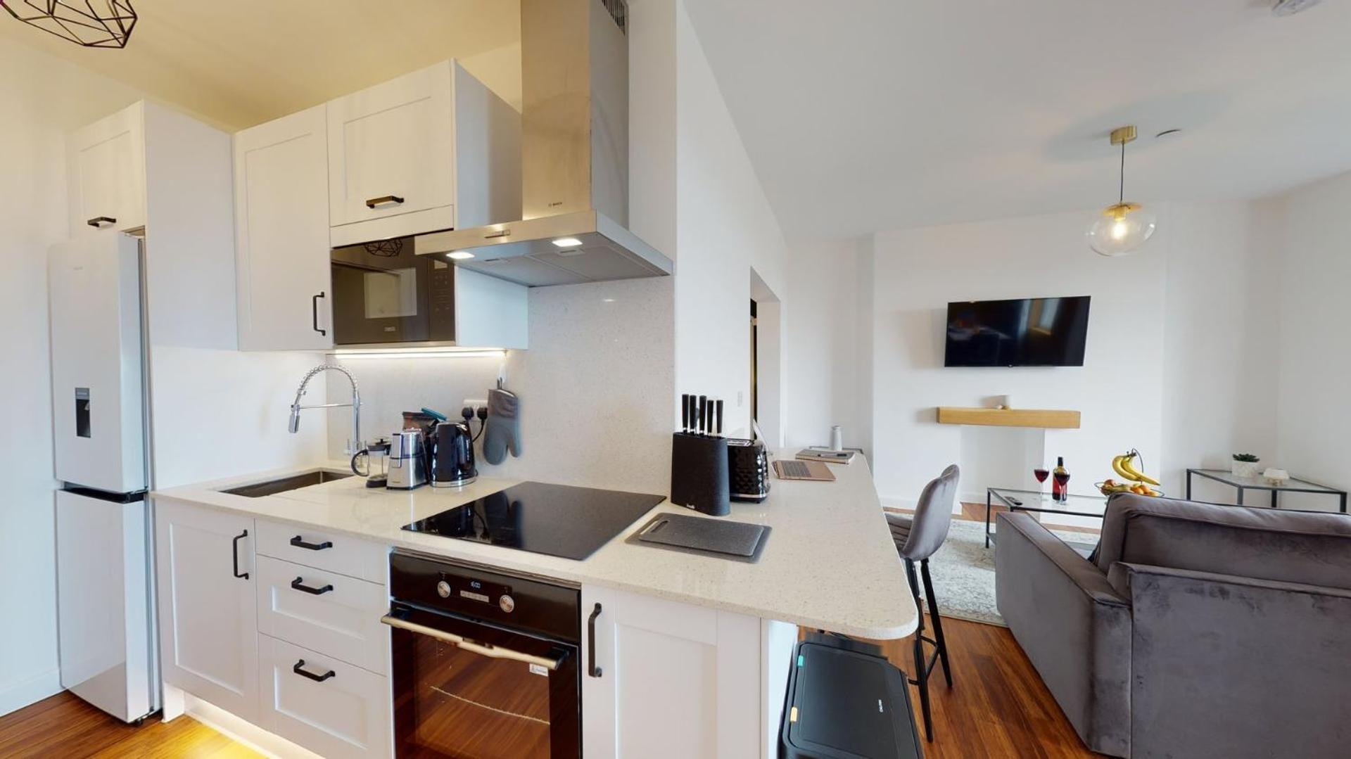 Studio Apartment With 65" Smart Tv Newport  Exterior foto