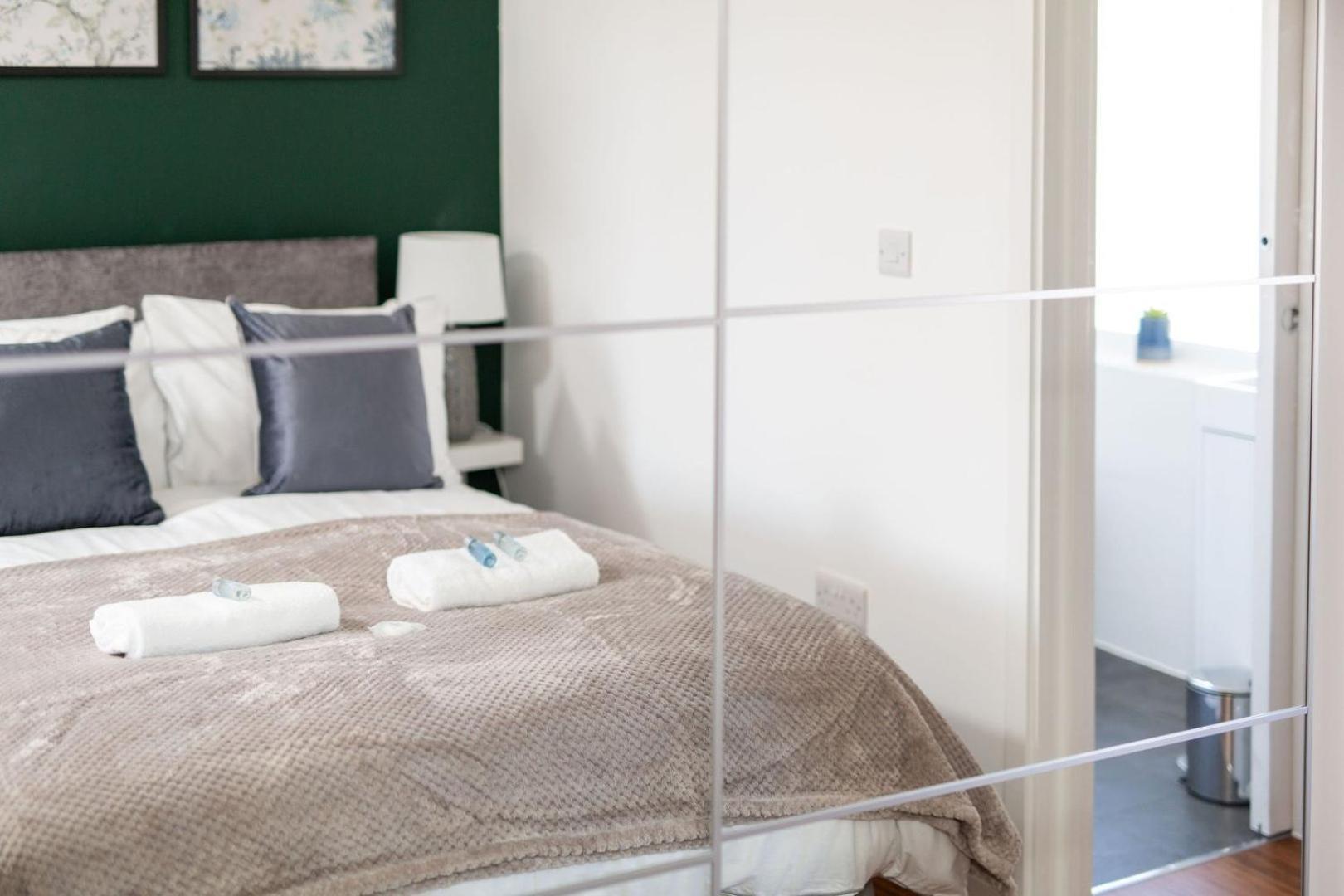 Studio Apartment With 65" Smart Tv Newport  Exterior foto