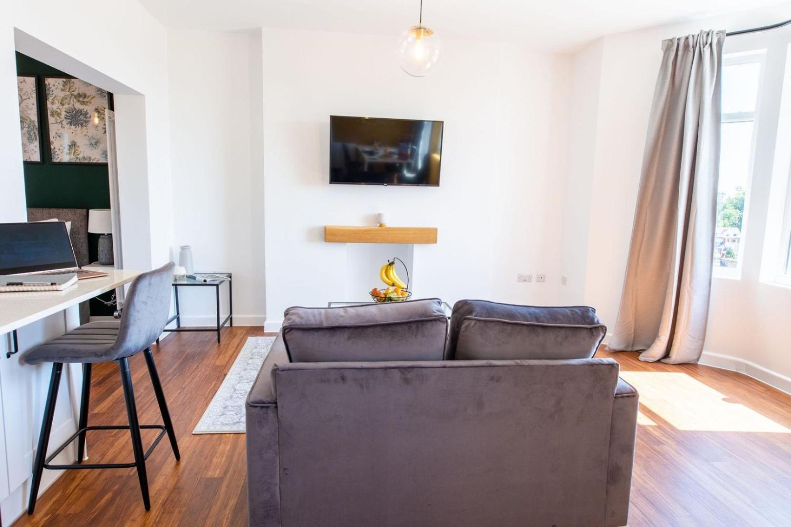 Studio Apartment With 65" Smart Tv Newport  Exterior foto