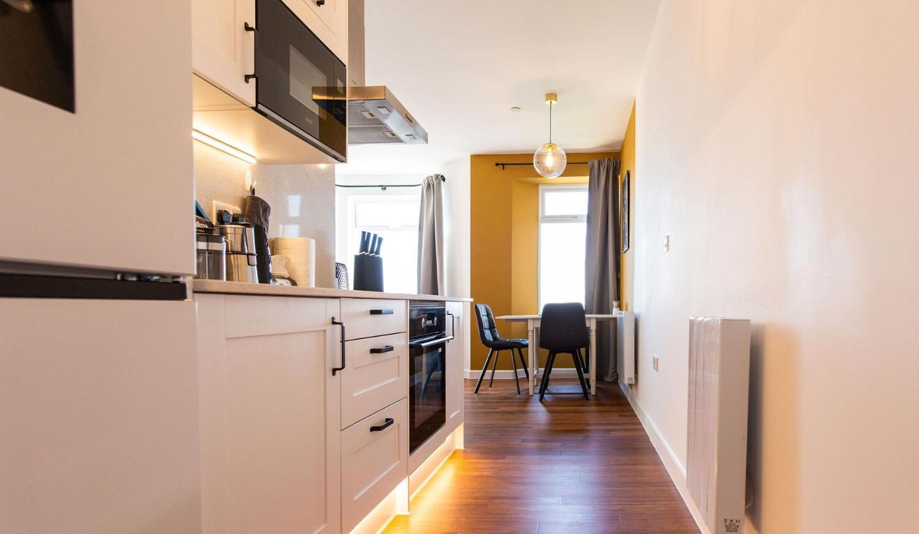 Studio Apartment With 65" Smart Tv Newport  Exterior foto