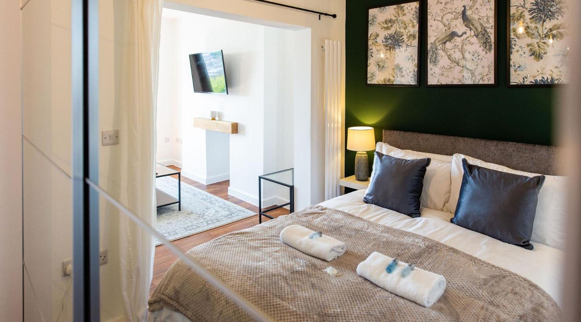 Studio Apartment With 65" Smart Tv Newport  Exterior foto